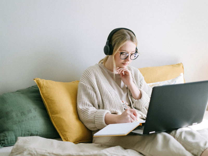 Cum să dezvolți abilitatea de comunicare în limba engleză, dacă nimeni din mediul tău nu o cunoaște?